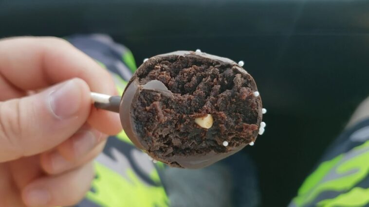 How many carbs are in a chocolate cake pop from Starbucks?