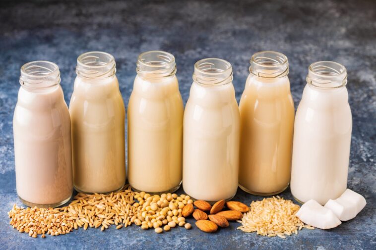 How many carbs are in a splash of almond milk at Starbucks?