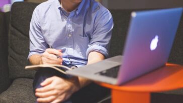 How many hours does a shift supervisor work at Starbucks?