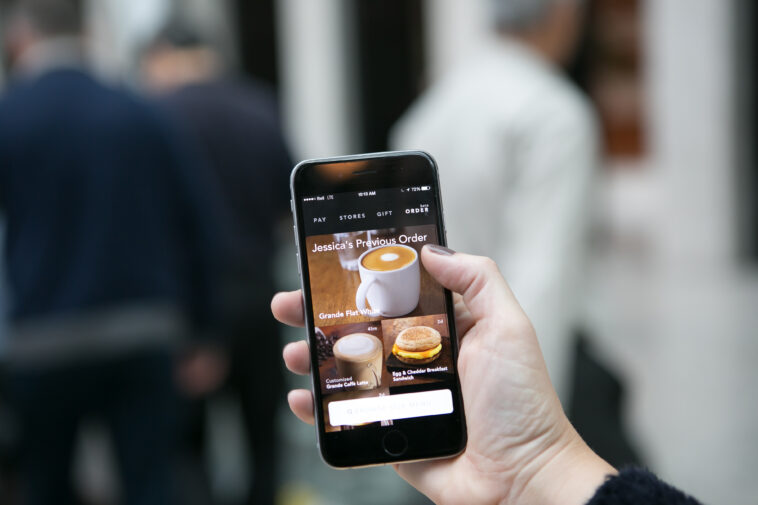 How mobile order works at Starbucks?