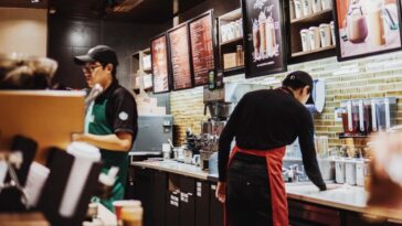 How much do Starbucks baristas make in California 2022?