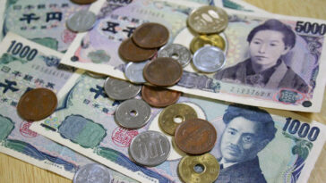 How much does it cost to live in an internet café in Japan?