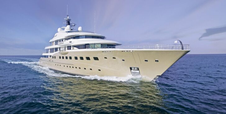 how much does a 100 foot yacht weigh