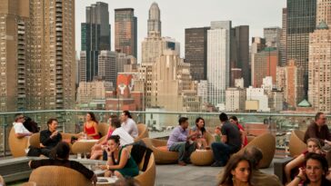 How should I dress for a rooftop bar in NYC?