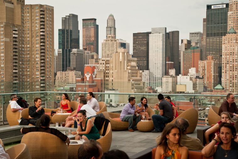 How should I dress for a rooftop bar in NYC?