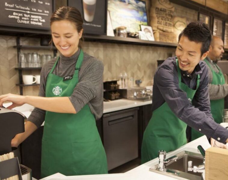 How strict is Starbucks dress code?