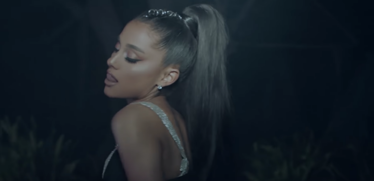 Is Ariana Grande 5 ft?