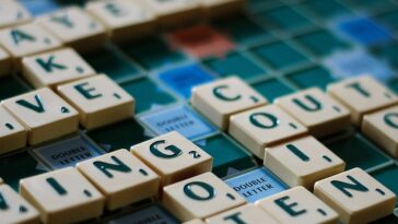 Is ET a scrabble word?