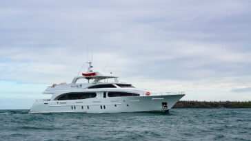 Is Majestic a synonym of grand?