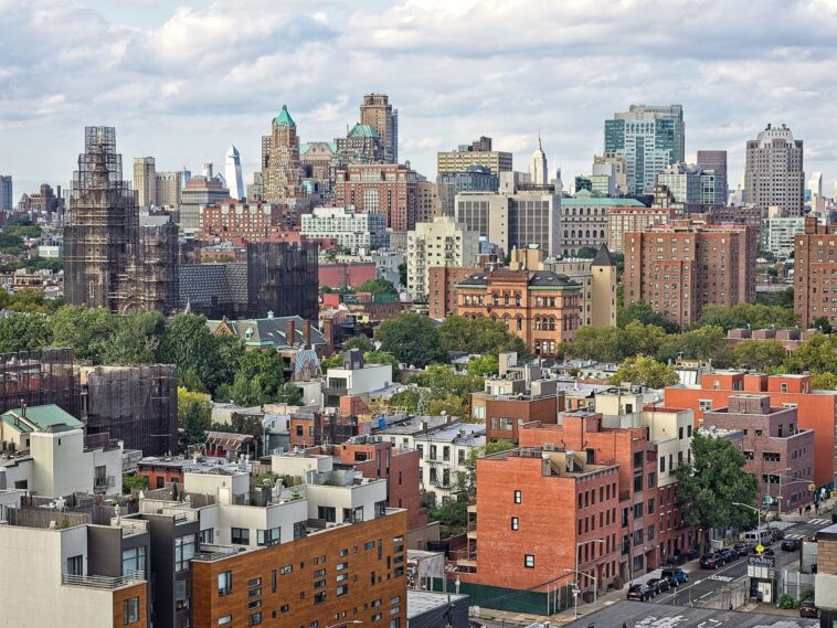 Is it cheaper to live in Brooklyn or Manhattan?