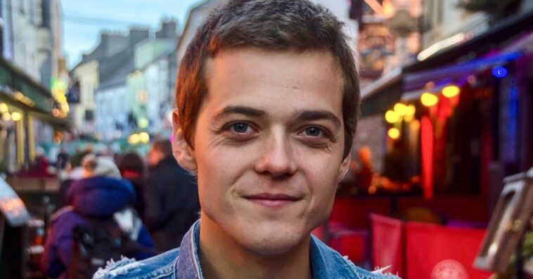 Is it el or la joven?