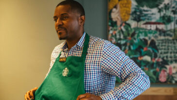 What does a district manager do at Starbucks?