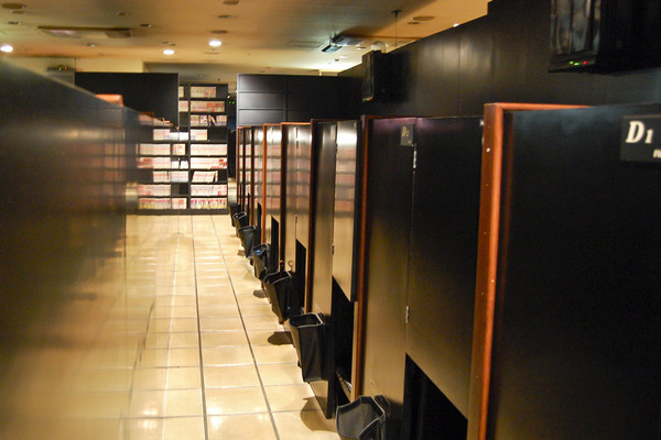 What is a Japanese internet café?