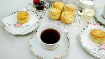 What is the difference between a tea room and a cafe?