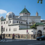 What is the opposite of grand in French?