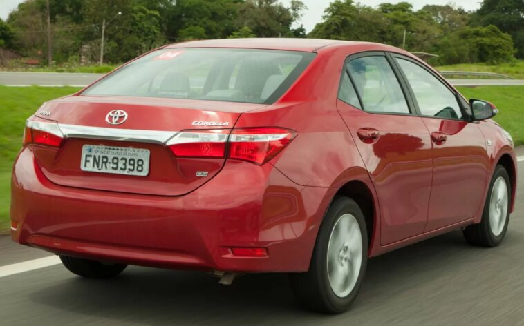 What is the price of Toyota Corolla XLI in Pakistan?