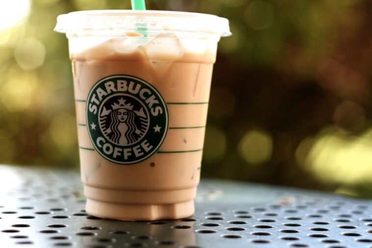 What's in Starbucks dirty chai tea latte?