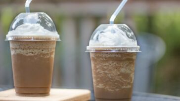 What's in an iced skinny vanilla latte?