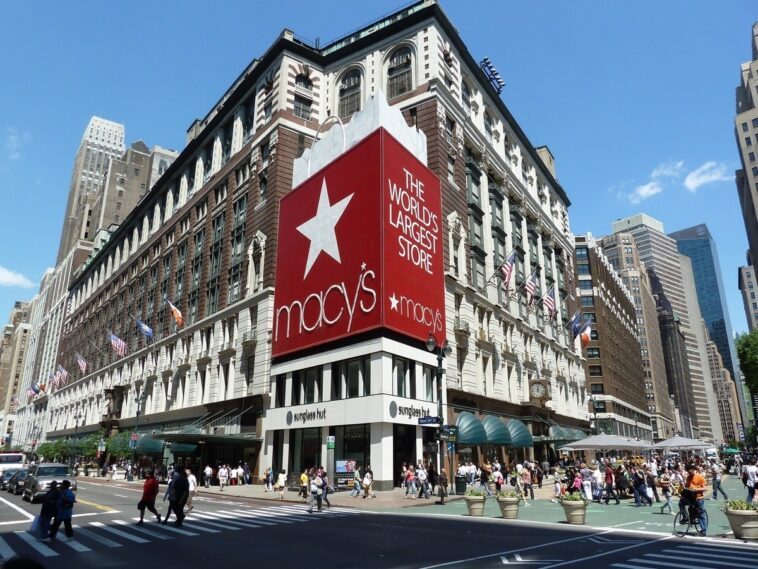 Where is the big Macy in New York City?