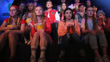 Who kisses in 13: The Musical?