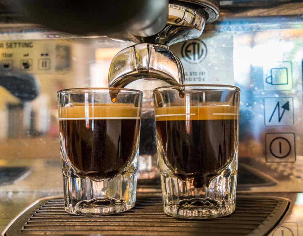 Waarom komt er schuim uit mijn espresso?