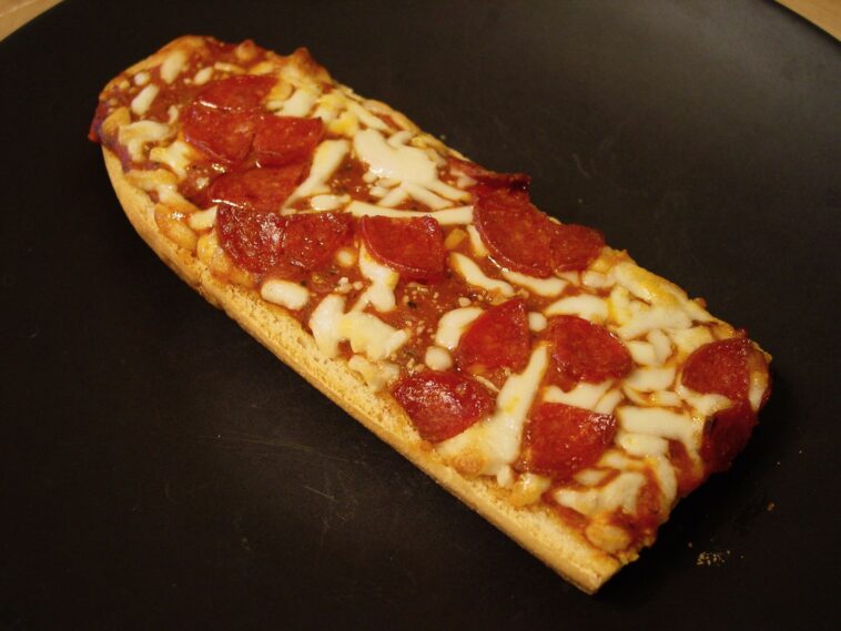 Why is pizza feminine in French?