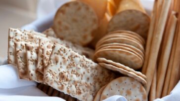 Are crackers good for upset stomach?