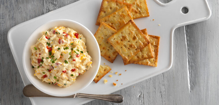 Are saltines good with cheese?