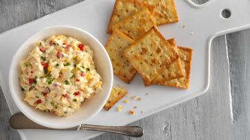 Are saltines good with cheese?