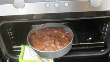 Can I put a cake pan in the microwave?