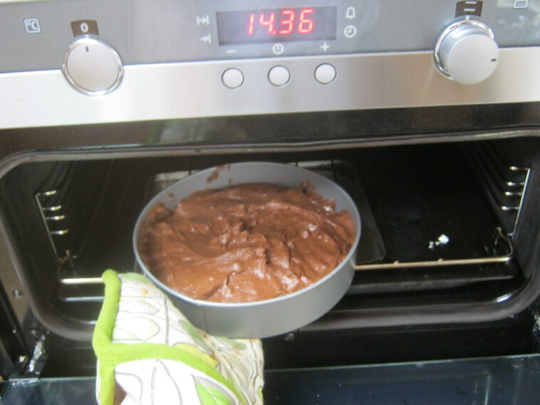 Can I put a cake pan in the microwave?