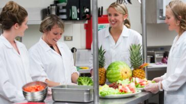 Can a dietitian work in food industry?