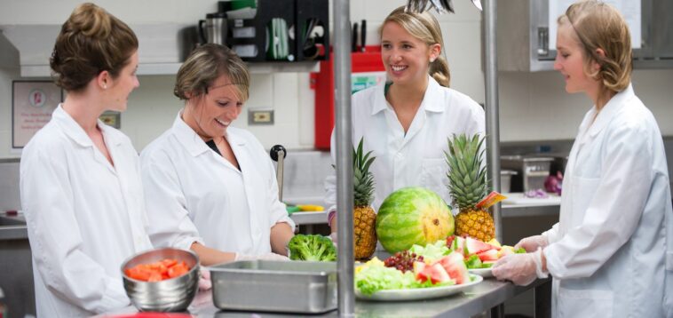 Can a dietitian work in food industry?