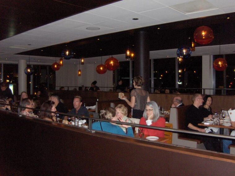 Can u wear jeans to Ruth Chris?