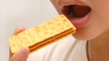 Can you eat 4 saltine crackers in a minute?