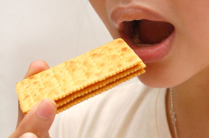 can-you-eat-4-saltine-crackers-in-a-minute