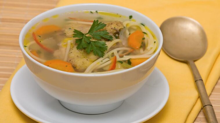 Can you eat hot soup with sore throat?