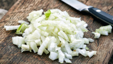 Can you refrigerate chopped onions?
