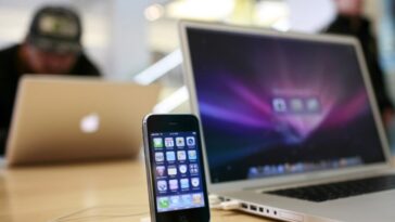 Do Apple workers get free iphones?