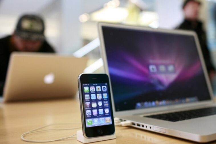 Do Apple workers get free iphones?