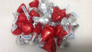 Do Hershey kisses have red dye?