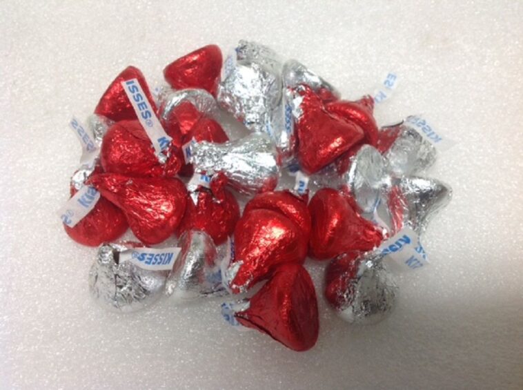 Do Hershey kisses have red dye?