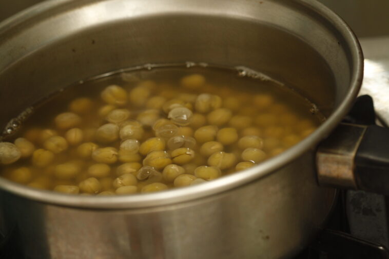 Do peas need to be cooked?