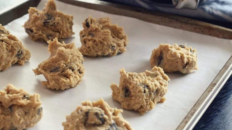 Do you need to grease cookie sheet for chocolate chip cookies?