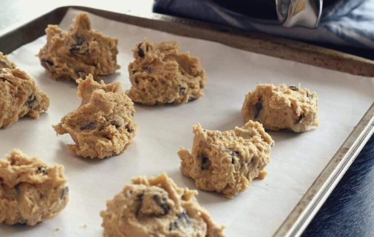 Do you need to grease cookie sheet for chocolate chip cookies?