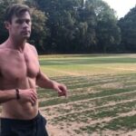 Does Chris Hemsworth have muscles?