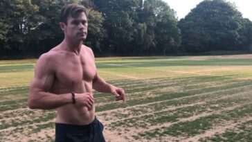 Does Chris Hemsworth have muscles?