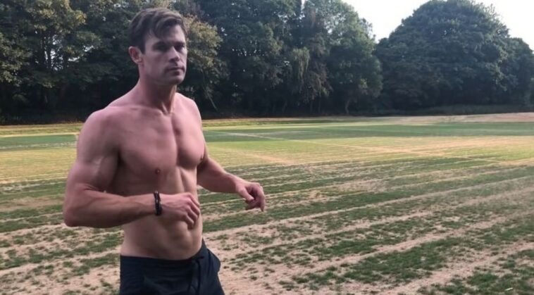 Does Chris Hemsworth have muscles?