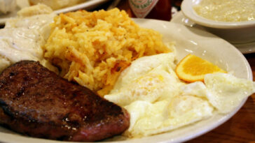 Does Cracker Barrel have steak and eggs?