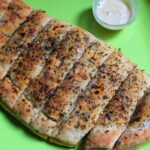 Does Domino's cheesy bread have garlic?